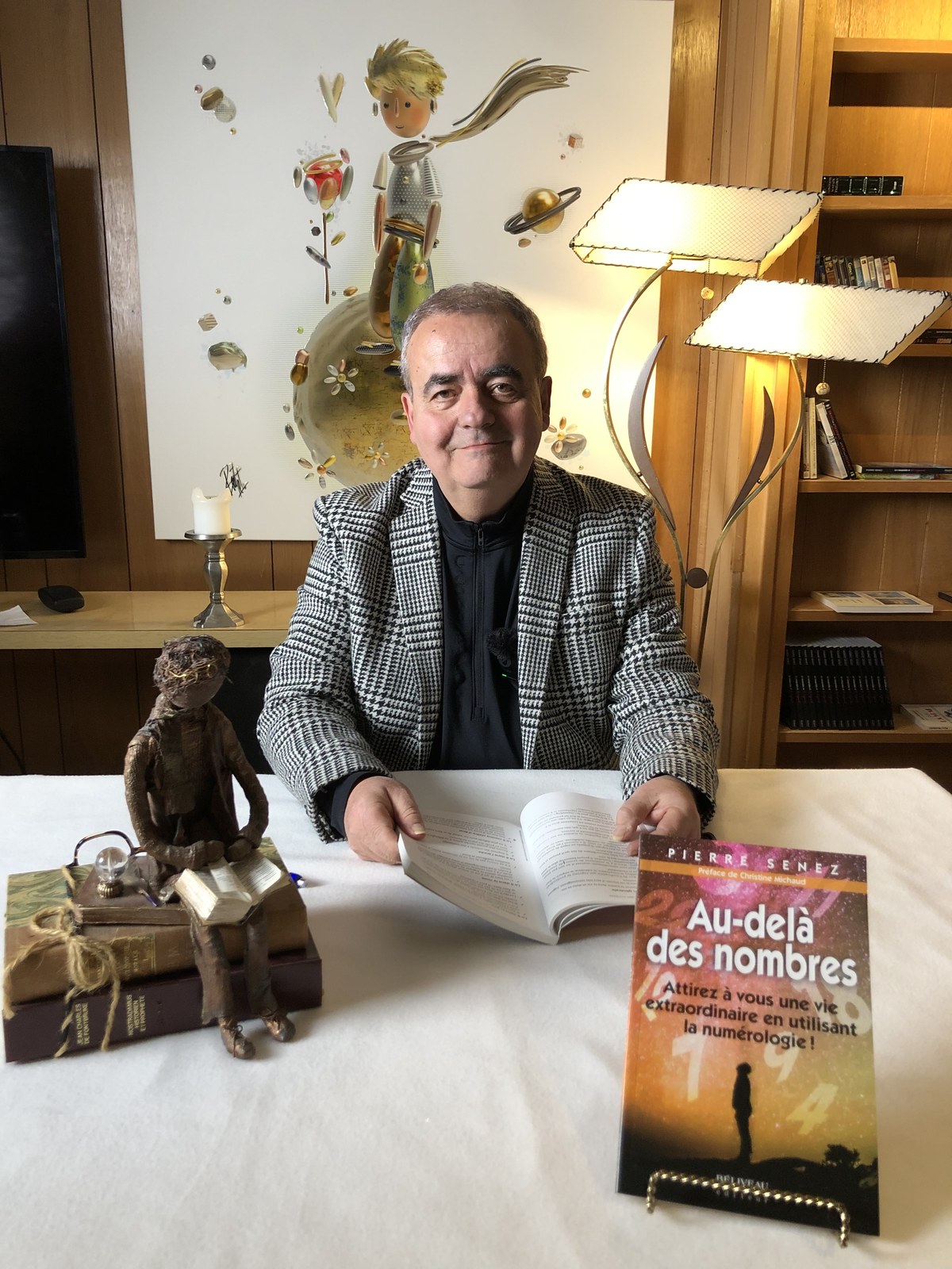 Pierre Senez avec son livre Au-delà des nombres